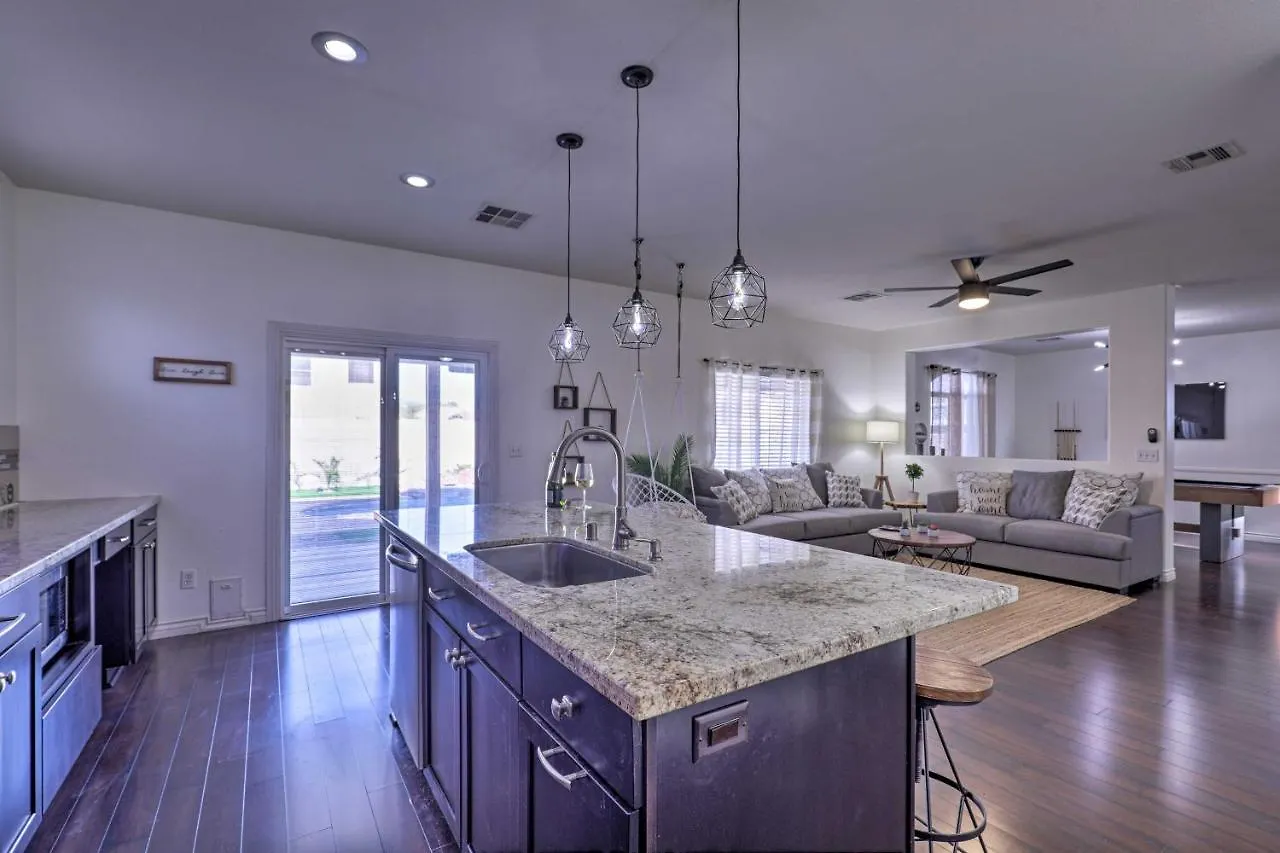 Luxurious Vegas Digs Hot Tub, Bbq, Cabana And More! Las Vegas Feriehus
