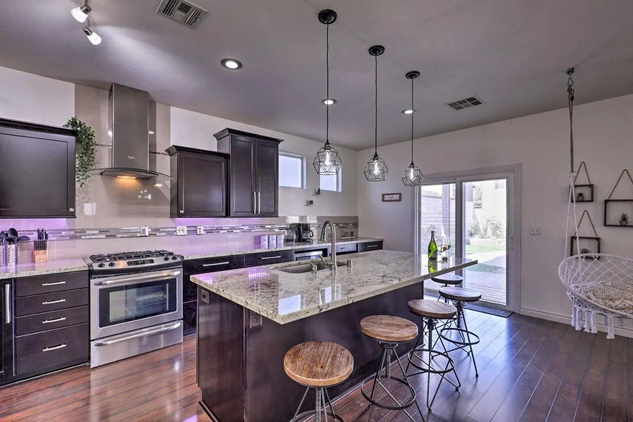 Luxurious Vegas Digs Hot Tub, Bbq, Cabana And More! Las Vegas